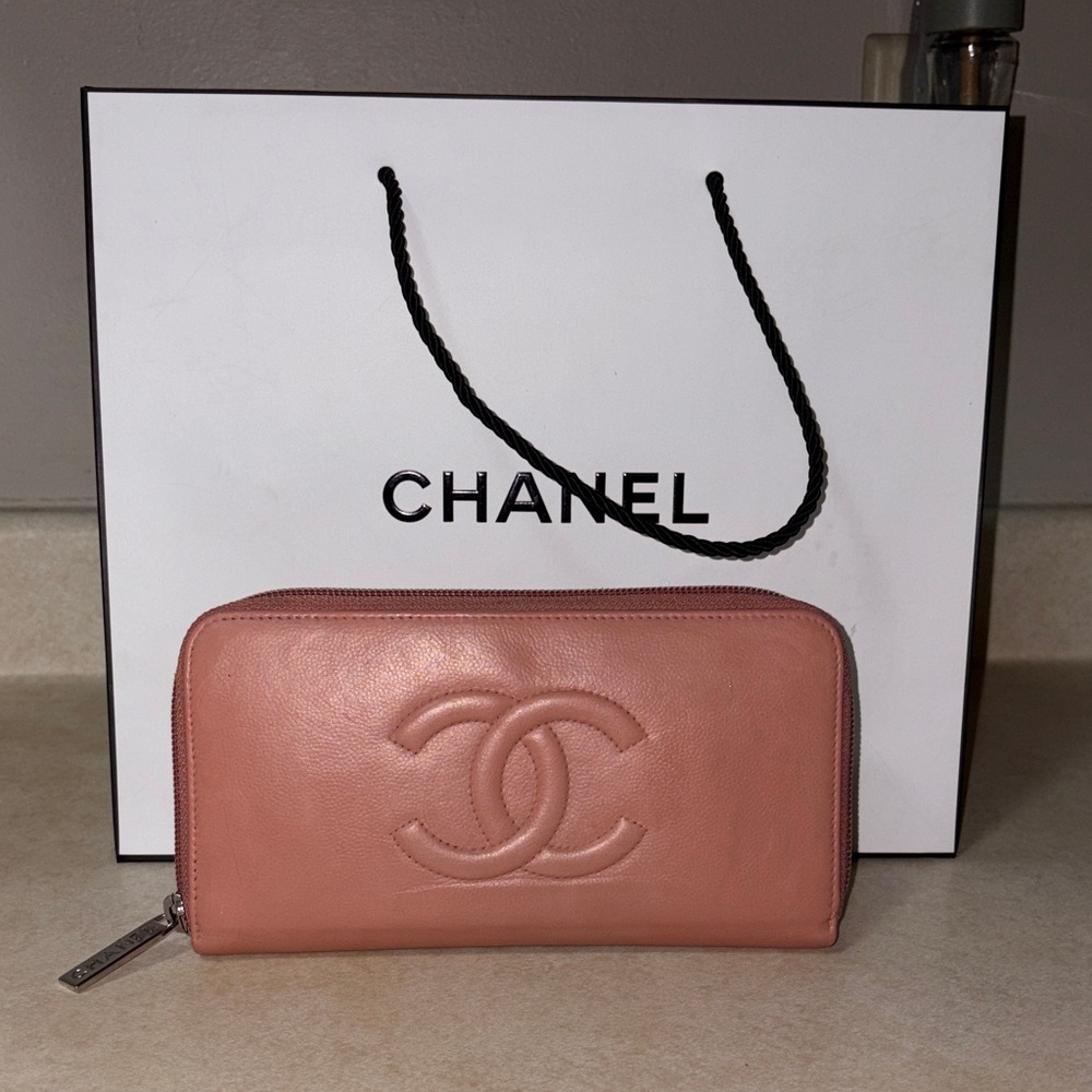 Very good used condition. CHANEL Pink Wallet